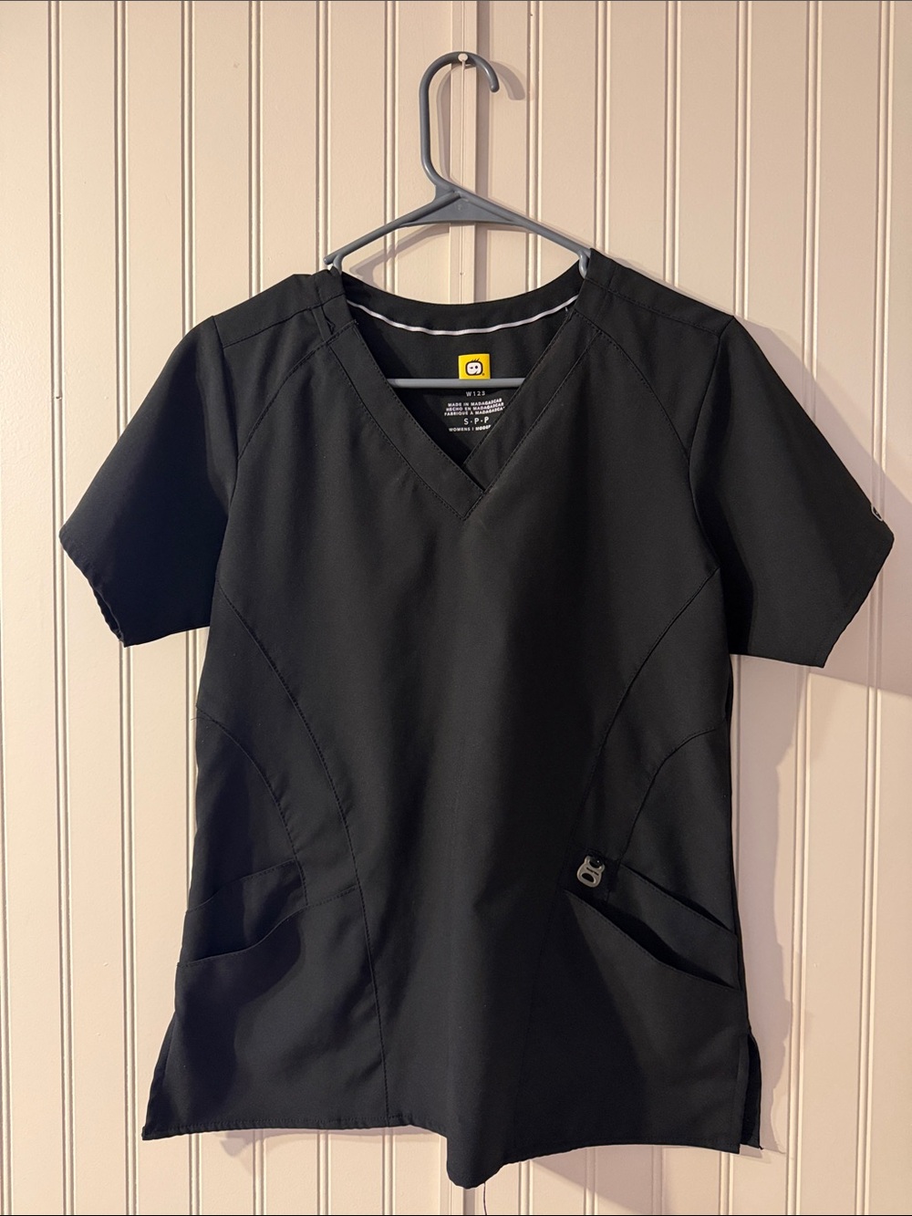 WonderWink Black V‑Neck Short Sleeve Scrub Top